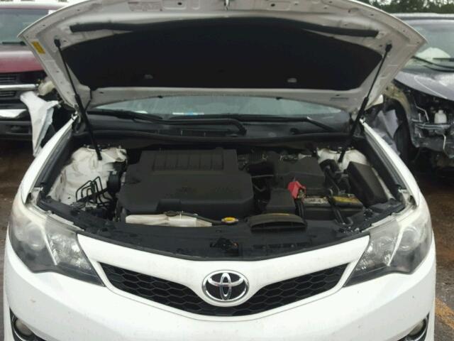 4T1BK1FK3CU518047 - 2012 TOYOTA CAMRY SE WHITE photo 7