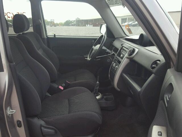 JTLKT334054021662 - 2005 TOYOTA SCION XB ნაცრისფერი ფოტო 5