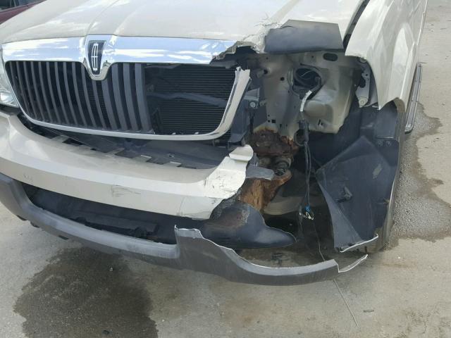 5LMFU28R84LJ16296 - 2004 LINCOLN NAVIGATOR TAN photo 9