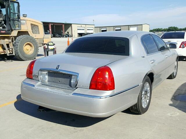 2LNHM82V18X646803 - 2008 LINCOLN TOWN CAR S SILVER photo 4