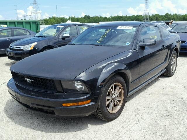 1ZVFT80N555237831 - 2005 FORD MUSTANG BLACK photo 2