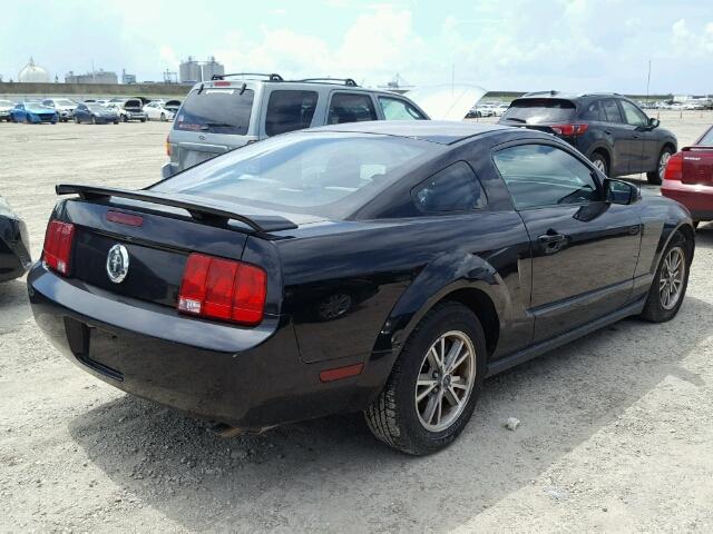 1ZVFT80N555237831 - 2005 FORD MUSTANG BLACK photo 4