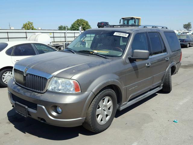 5LMFU27R94LJ35845 - 2004 LINCOLN NAVIGATOR GRAY photo 2