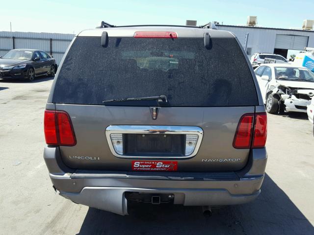 5LMFU27R94LJ35845 - 2004 LINCOLN NAVIGATOR GRAY photo 9