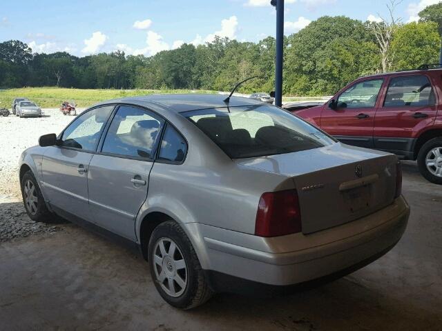 WVWMA23B7YP361106 - 2000 VOLKSWAGEN PASSAT GLS SILVER photo 3