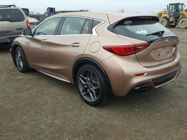 SJKCH5CP1JA053584 - 2018 INFINITI QX30 BASE GOLD photo 3