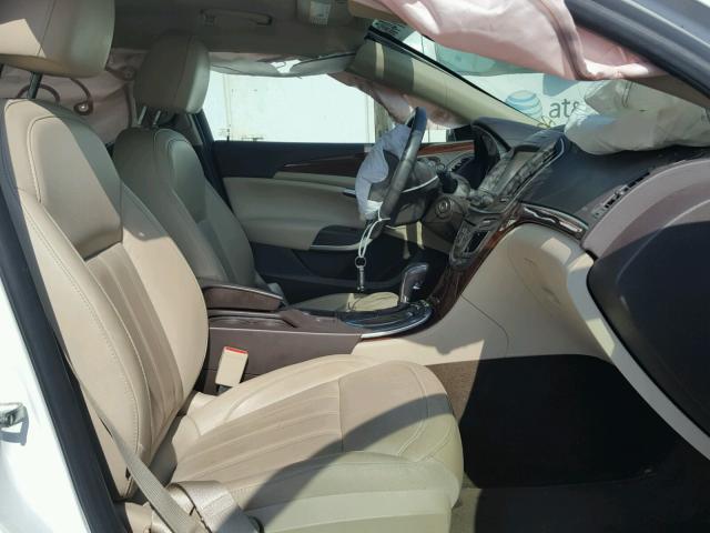 2G4GK5EX7G9108204 - 2016 BUICK REGAL WHITE photo 5