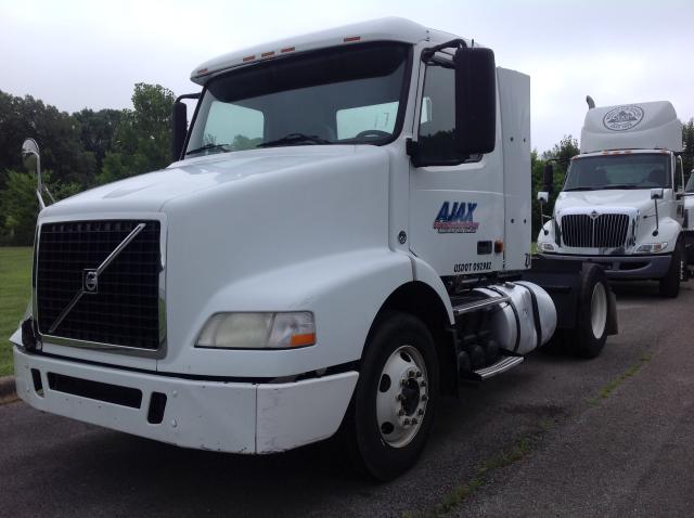 4V4M19GFX7N396386 - 2007 VOLVO VN VNM WHITE photo 2