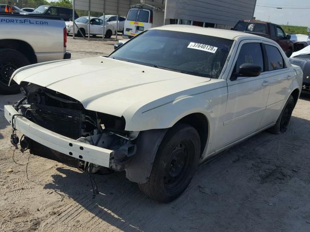 2C3JA43R05H604173 - 2005 CHRYSLER 300 WHITE photo 2