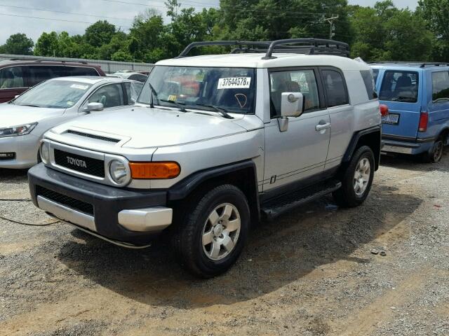 JTEBU11F370029309 - 2007 TOYOTA FJ CRUISER SILVER photo 2