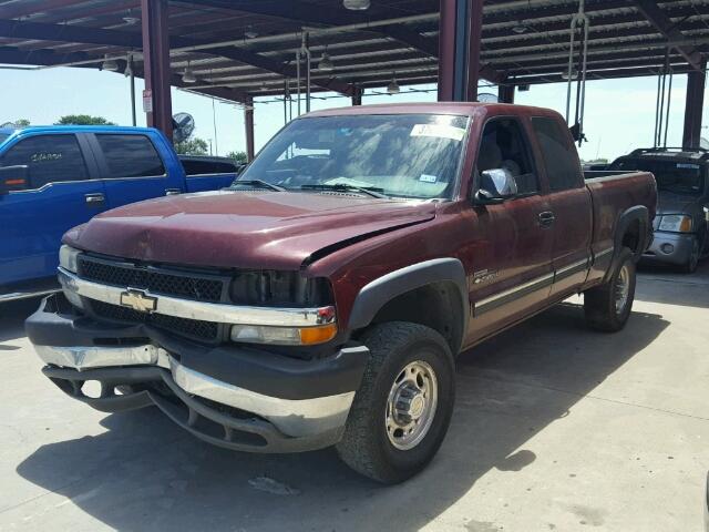 1GCHC29102E199929 - 2002 CHEVROLET SILVERADO MAROON photo 2