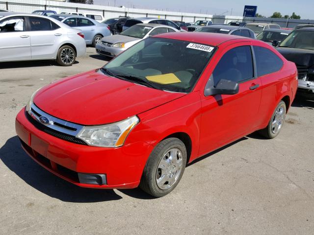 1FAHP32N28W233532 - 2008 FORD FOCUS S/SE RED photo 2