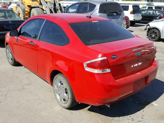 1FAHP32N28W233532 - 2008 FORD FOCUS S/SE RED photo 3