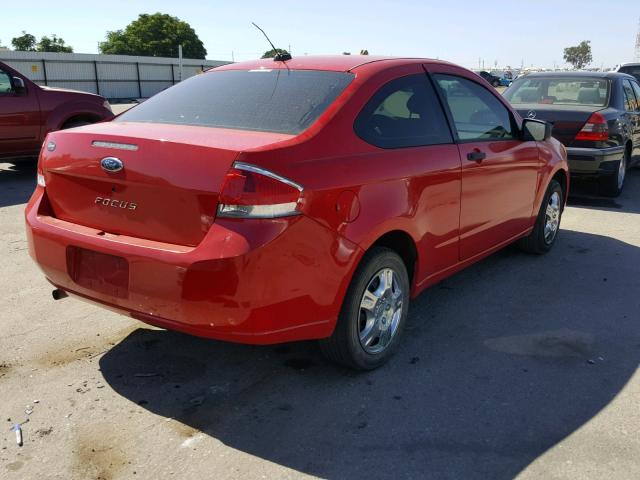 1FAHP32N28W233532 - 2008 FORD FOCUS S/SE RED photo 4
