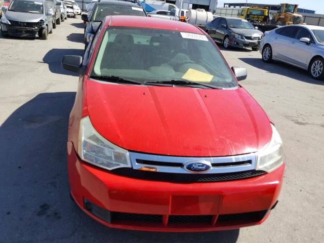 1FAHP32N28W233532 - 2008 FORD FOCUS S/SE RED photo 9