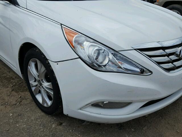 5NPEC4AC1BH000527 - 2011 HYUNDAI SONATA SE WHITE photo 9