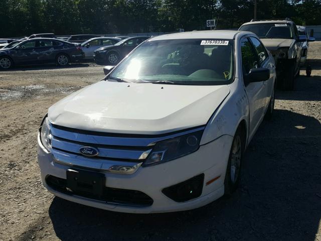 3FAHP0GA7BR163847 - 2011 FORD FUSION S WHITE photo 2