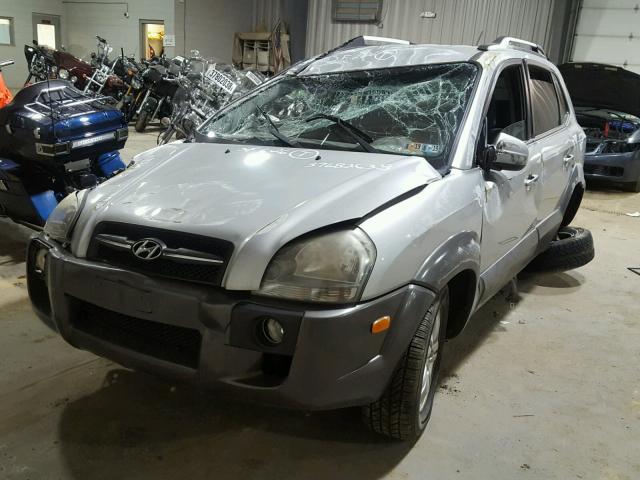 KM8JN72DX8U878436 - 2008 HYUNDAI TUCSON SE GRAY photo 2