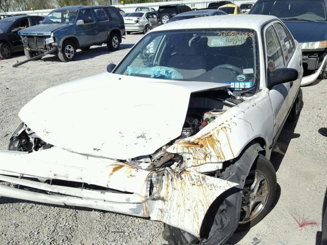 1Y1SK5284WZ431430 - 1998 CHEVROLET GEO PRIZM WHITE photo 2