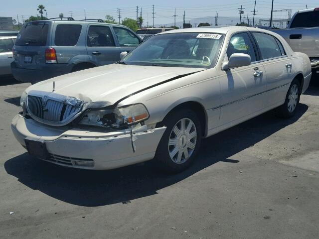 1LNHM83W93Y634737 - 2003 LINCOLN TOWN CAR C CREAM photo 2