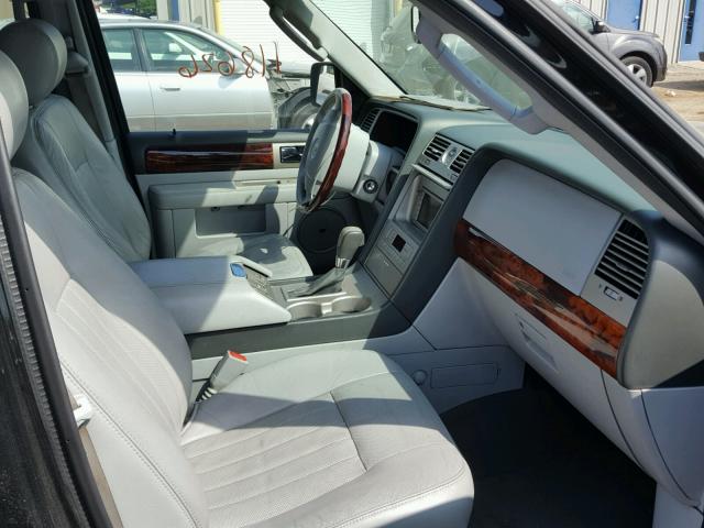 5LMFU28R24LJ24619 - 2004 LINCOLN NAVIGATOR BLACK photo 5