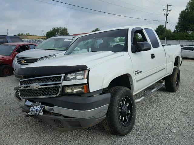 1GCHK29245E116535 - 2005 CHEVROLET SILVERADO WHITE photo 2