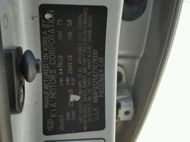 KNAFG525477079330 - 2007 KIA RONDO BASE SILVER photo 10