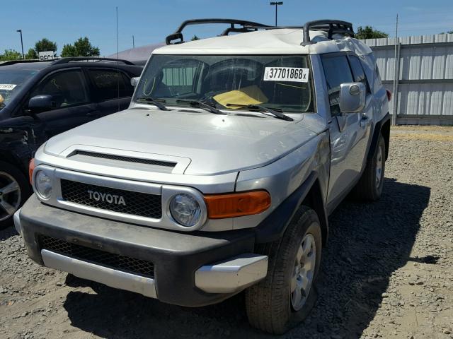 JTEBU11F470093312 - 2007 TOYOTA FJ CRUISER SILVER photo 2