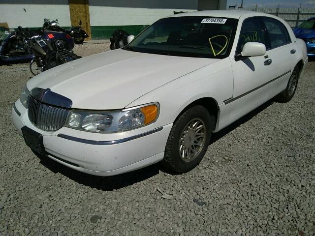 1LNHM82WXYY913560 - 2000 LINCOLN TOWN CAR S WHITE photo 2