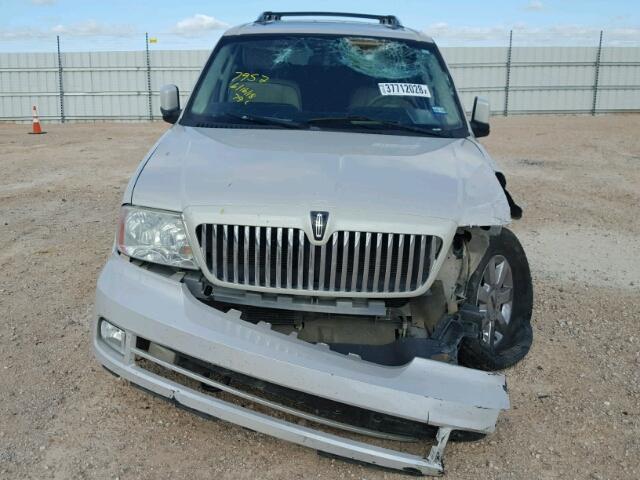 5LMFU275X6LJ29682 - 2006 LINCOLN NAVIGATOR Beige photo 9