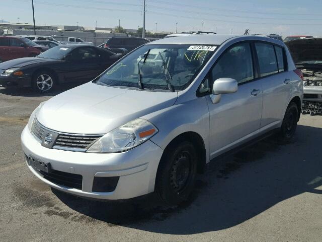 3N1BC13E78L371431 - 2008 NISSAN VERSA SILVER photo 2