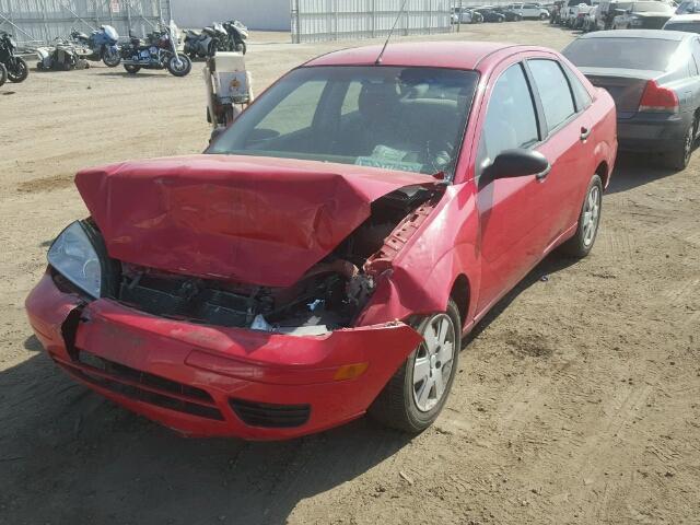 1FAHP34N86W105967 - 2006 FORD FOCUS ZX4 RED photo 2