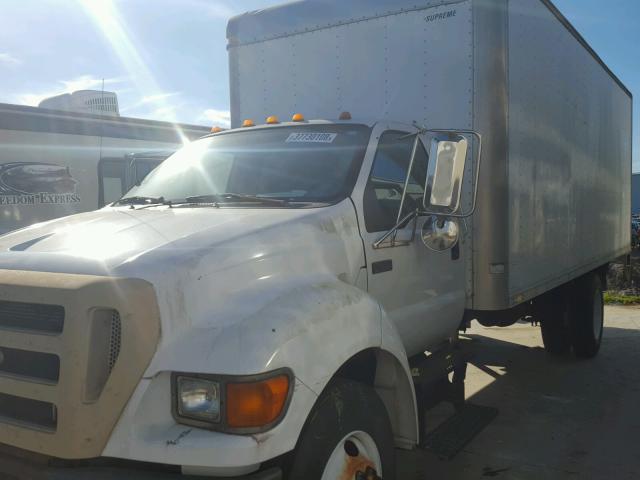 3FRNF65J04V669717 - 2004 FORD F650 SUPER WHITE photo 2