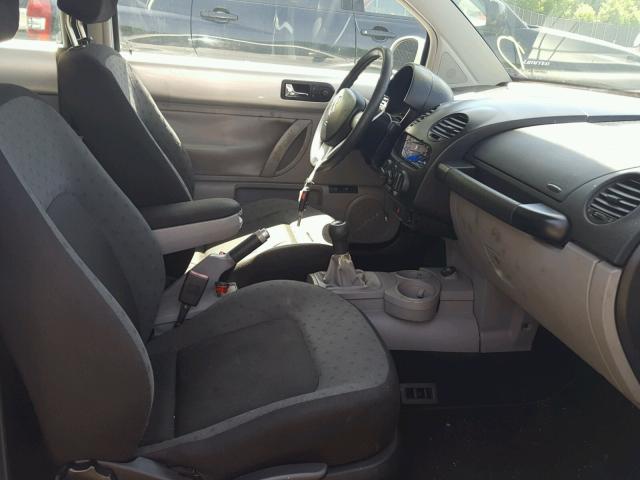 3VWCK21C21M466391 - 2001 VOLKSWAGEN NEW BEETLE 银色 照片 5