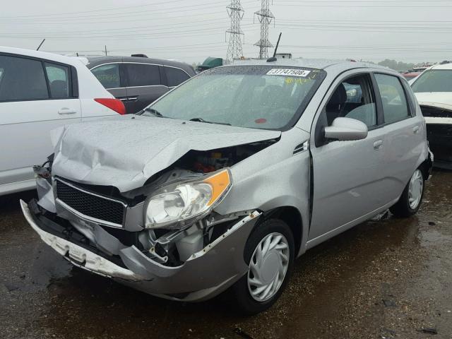 KL1TD66E49B352241 - 2009 CHEVROLET AVEO LS SILVER photo 2