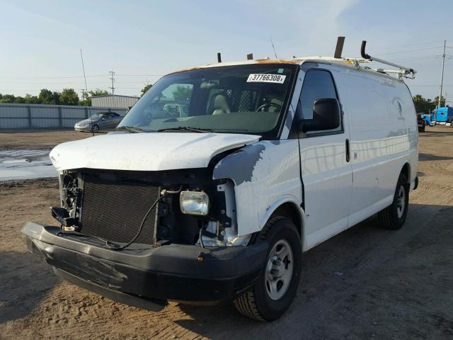 1GCFG15X551255892 - 2005 CHEVROLET EXPRESS G1 WHITE photo 2