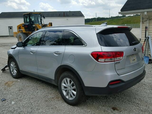 5XYPGDA3XHG269946 - 2017 KIA SORENTO LX SILVER photo 3