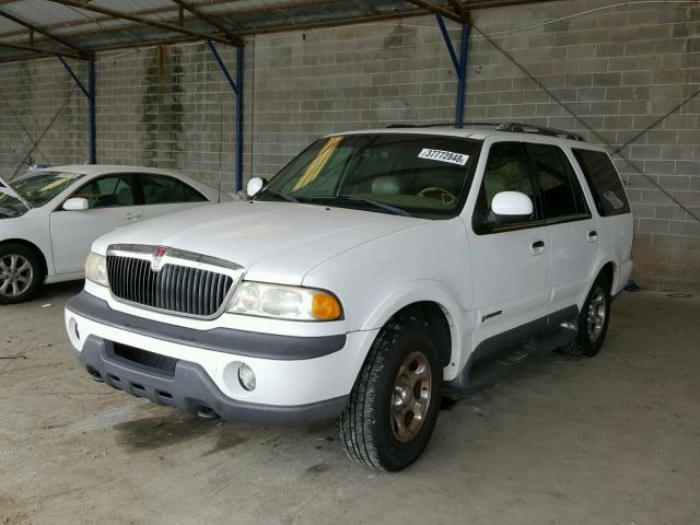 5LMPU28LXWLJ54714 - 1998 LINCOLN NAVIGATOR WHITE photo 2
