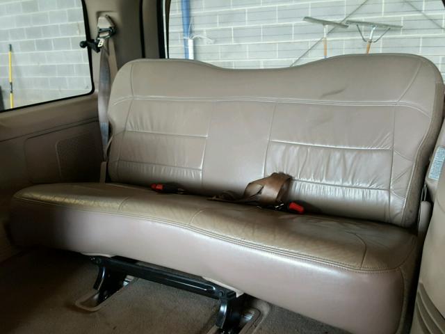 5LMPU28LXWLJ54714 - 1998 LINCOLN NAVIGATOR WHITE photo 9