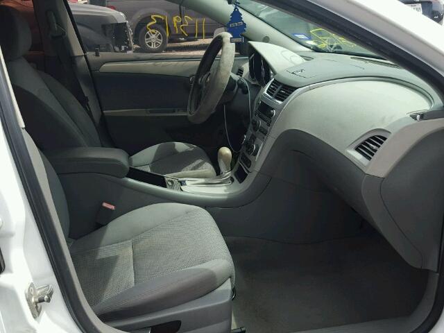 1G1ZC5E0XAF256142 - 2010 CHEVROLET MALIBU 1LT WHITE photo 5