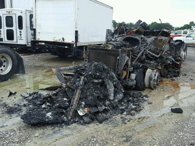 1FUJGLDR1DSBR0035 - 2013 FREIGHTLINER CASCADIA 1 WHITE photo 2