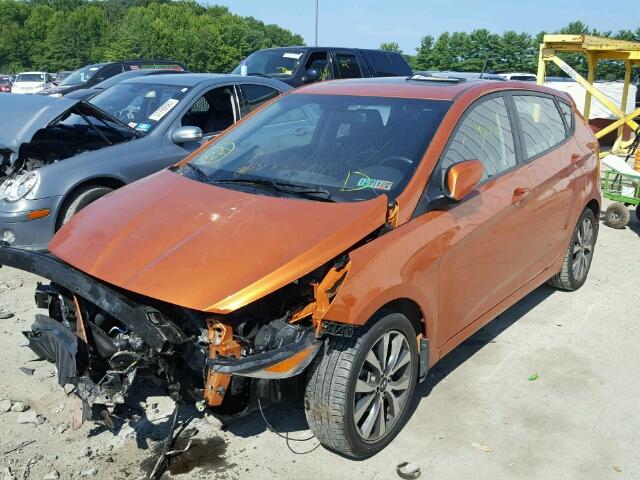 KMHCU5AE9FU229590 - 2015 HYUNDAI ACCENT ORANGE photo 2