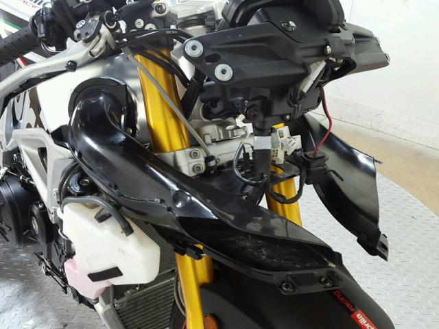 ZD4RKUB08GS000840 - 2016 APRILIA RSV4 RF SILVER photo 15