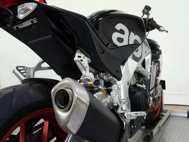 ZD4RKUB08GS000840 - 2016 APRILIA RSV4 RF SILVER photo 16