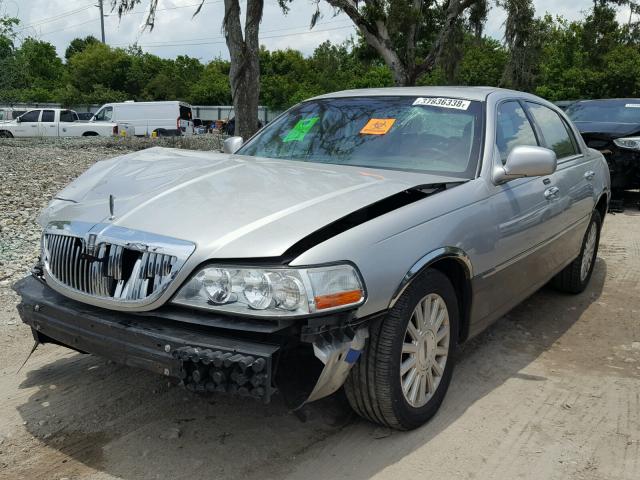 1LNHM82W93Y600976 - 2003 LINCOLN TOWN CAR S BEIGE photo 2