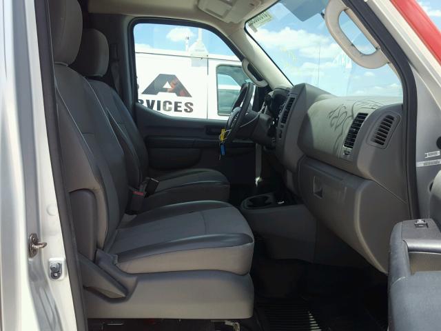 1N6BF0KMXFN804094 - 2015 NISSAN NV 1500 SILVER photo 5