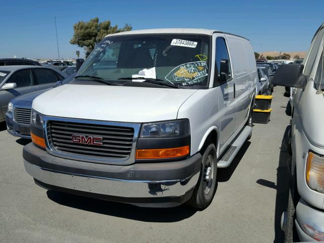 1GTW7AFF1H1912410 - 2017 GMC SAVANA G25 WHITE photo 2