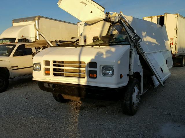 4UZAARDU28CZ59487 - 2008 FREIGHTLINER CHASSIS M WHITE photo 2