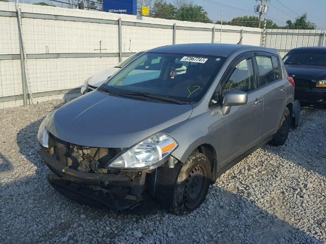 3N1BC13E99L369844 - 2009 NISSAN VERSA S GRAY photo 2