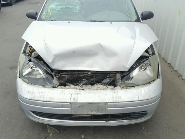 1FAFP33ZX4W176211 - 2004 FORD FOCUS LX SILVER photo 9